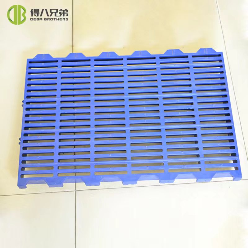 What flooring is best for pigs?